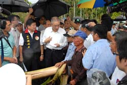 行政院吳院長敦義及農委會陳主委武雄訪視凡那比颱風花蓮受災田區情形