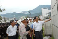 陳主委武雄9月20日隨吳揆訪視花蓮農業災區，隨後至壽豐地區訪查農損情形，傾聽農民所需。