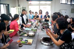 元氣餐飲管理顧問有限公司陳祐松師傅為學員進行在地作物料理示範