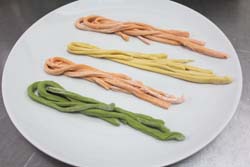 各色的蔬菜麵條，由上而下口味依序為胡蘿蔔、南瓜、辣椒及山蘇