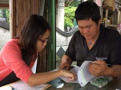 驗證輔導人員時常陪伴農民逐一填寫驗證申請表單