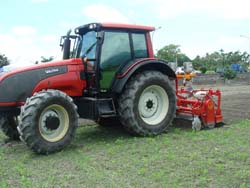 機電式傳動田間作業情形