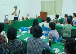 講師帶領村民創意包裝農產品