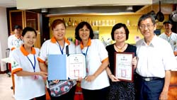 今年地產地消養生料理競賽冠軍為三星地區農會代表隊,由泰雅田媽媽吳美玉(右三)領軍,盡情演繹夏日清爽養生美味料理 今年地產地消養生料理競賽冠軍為三星地區農會代表隊,由泰雅田媽媽吳美玉(右三)領軍,盡情演繹夏日清爽養生美味料理