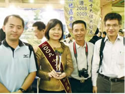 十大經典好米得主－花蓮縣玉里鄉曾明寶農友(左二)與其夫婿鍾錦海(右二)合影