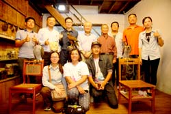 毛治國院長 ( 後左四 ) 及農委會沙志一副主委 ( 後左二 ) 聽取青年農民盧紀燁 ( 後左三 ) 建言，並與其他7 位青年農民座談了解經營現況