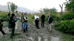 本場與東華自資系許世璋主任（左三）等，建議奇萊美地未來可發揮濕地特色，打造有機生態場域