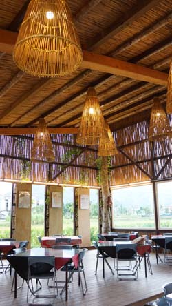 太巴塱紅糯米生活館由族人共同設計興建，提供遊客用餐及體驗DIY活動，其紅糯米餐點及具特色，適合全家大小一同光臨