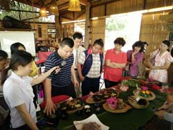 陳佑松總經理（左二）指導學員檢視簡餐內容，作出較符合大眾口味的選擇，並利用週邊自然材料練習擺盤，左為改善後的簡餐呈現