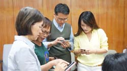 葉毓芬小姐（右）指導本場同仁，以手機拍攝短片，並利用APP剪輯成微電影