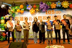 本場推薦6位青年農民（自左至右為盧紀燁、蘇秀蓮、黃偉峰，餘為代理領獎）於花蓮縣農會農民節接受表揚