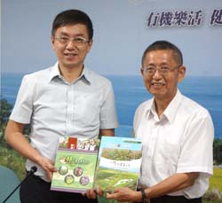林務局林華慶局長（左）來訪，未來將促進機關合作，共同推動里山倡議
