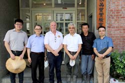 澳洲Sunrise水稻公司資深研究員Russell Ford（左三）偕台大盧虎生教授（左二）來場參訪，帶來澳洲最新水稻精準操作手法
