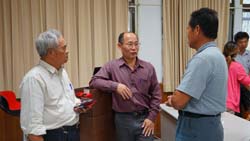 全聯李文宗專員（中）與學員討論小農直採計畫