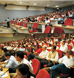 本場舉辦水稻連續式種子溫湯消毒機示範觀摩會，各界參與踴躍，現場人數達300多人