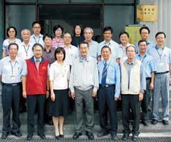 農委會陳主任委員武雄(前排右三)蒞臨本場聽取各所屬單位業務簡報，並與6位機關首長於本場農業推廣訓練中心大樓前合影