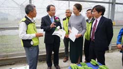 農委會黃金城副主委（左二）訪視本場作物育種成果，並指示本場應注意有效成分之分析及佐證，讓生產出來的加工產品可朝高消費市場邁進