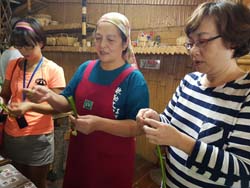 富世部落都姆恩的媽媽教大家如何處理三腳貓