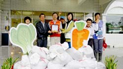 行政院東部辦事處許傳盛執行長（左三）與本場黃鵬場長（左二）關心弱勢族群