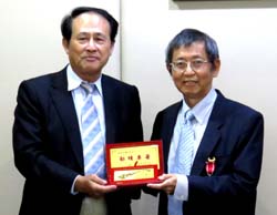 曹啟鴻主委（左）黃鵬場長（右）
