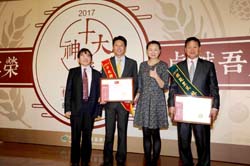 曾國旗農友（左二）榮獲十大神農、林旺山（右一）榮獲模範農民，本場范美玲場長（右二）與農糧署東區分署陳啟榮分署長（左一）共同獻上祝賀之意
