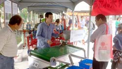 本場參加農業展現場與農友互動交流