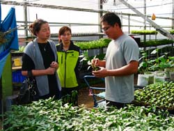 本場范美玲場長（左）關心宜蘭農產業，拜訪頭城鎮舊厝ㄟ稻埕－陳文正青農（右）