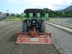 The green manure-sowing machine won the gold award at the 2011 Taiwan National Invention and Creation Awards.